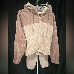 Hem and thread loungewear size S,M,L in all sets and colors. This is a two-piece